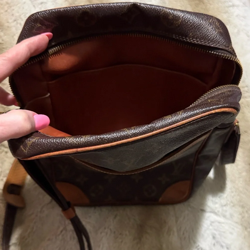 🔥 COA Louis Vuitton Danube Monogram Crossbody Bag in GUC 🔥 - Picture 3 of 15